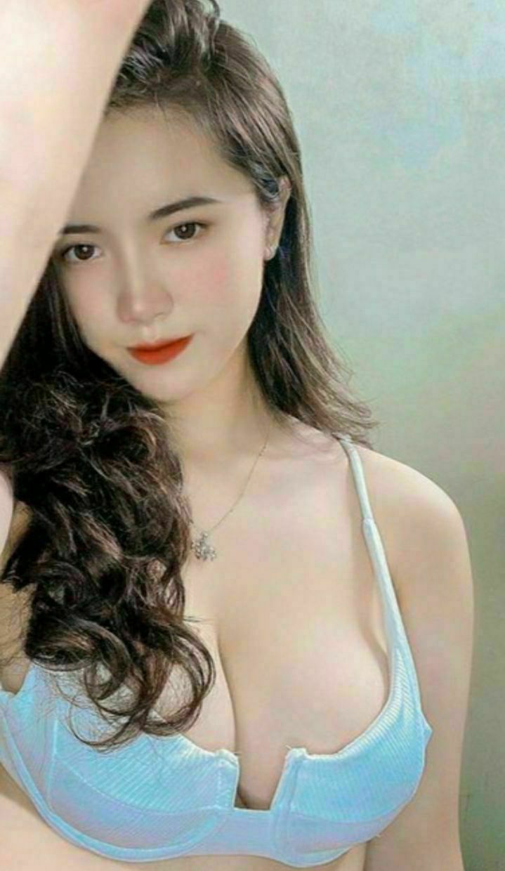 拉丁裔继父从他性感的继女那里得到了POV口交